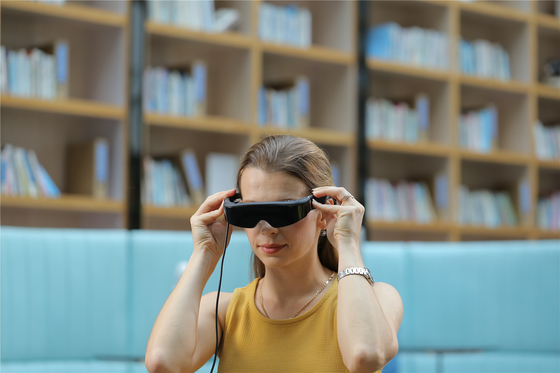 200인치 VR 스마트 안경 FOV 43도 1800 닛 헤드 마운트 디스플레이